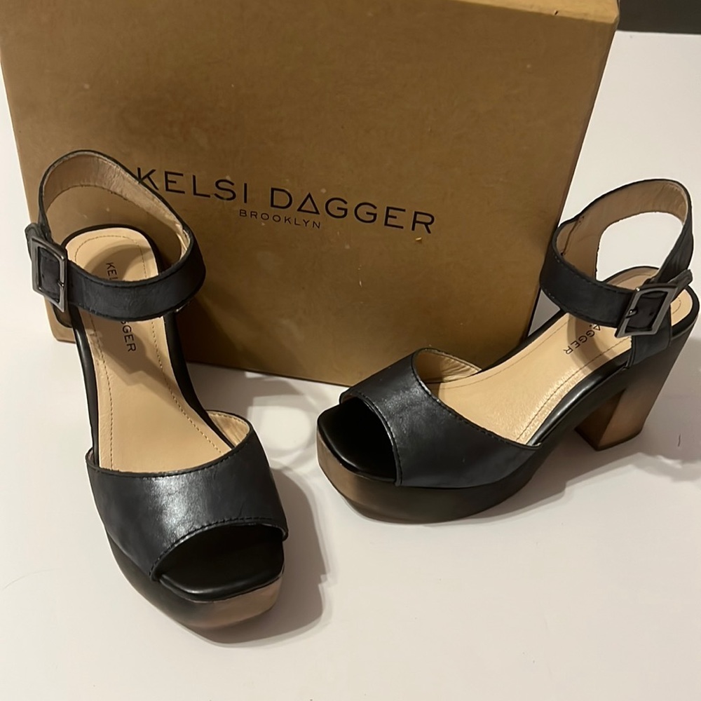 Kelsi Dagger wooden platform